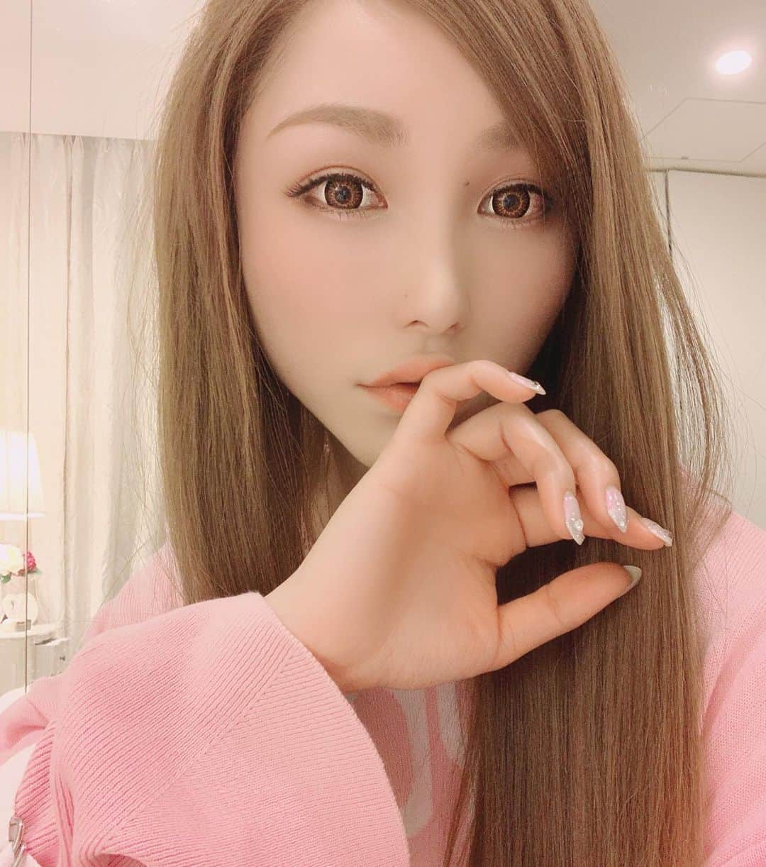 ベル（ニューハーフ）さんのインスタグラム写真 - (ベル（ニューハーフ）Instagram)「みんな体調はどーかなぁ❓ タラコくちびるに憧れる者です💋 #石原さとみになりたい  #ジェシカアルバになりたい  とうとう、お家でやる事に飽きて 姪っ子にあげるはずだった、塗り絵に手出してしまった‼️ww 久々の無我夢中。 手首痛い。 塗り絵上手い人、今度教えて❣️ 自分ではイイ感じと思いきや、YouTubeでプロの見てたら上手すぎて引きました。 背景とか、水玉とかまぢ難しい。 誰か#レクチャー求む #ぬりえちゃれんじ #ぬりえ #アリエル #リトルマーメイド #お家じかん #ベル」4月20日 20時52分 - bell_newhalf