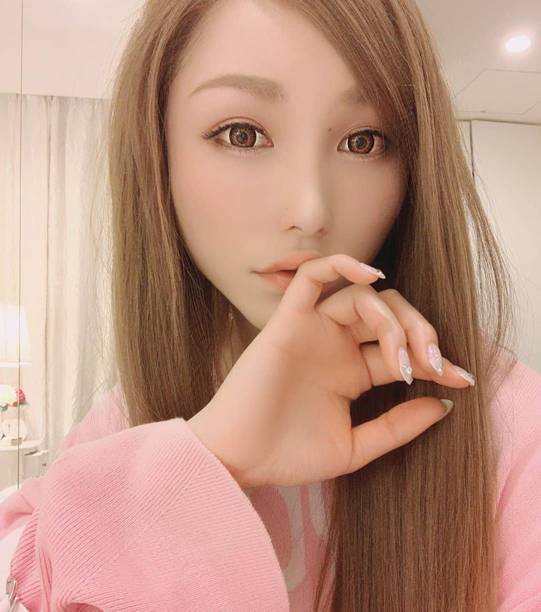 ベル（ニューハーフ）のインスタグラム：「みんな体調はどーかなぁ❓ タラコくちびるに憧れる者です💋 #石原さとみになりたい  #ジェシカアルバになりたい  とうとう、お家でやる事に飽きて 姪っ子にあげるはずだった、塗り絵に手出してしまった‼️ww 久々の無我夢中。 手首痛い。 塗り絵上手い人、今度教えて❣️ 自分ではイイ感じと思いきや、YouTubeでプロの見てたら上手すぎて引きました。 背景とか、水玉とかまぢ難しい。 誰か#レクチャー求む #ぬりえちゃれんじ #ぬりえ #アリエル #リトルマーメイド #お家じかん #ベル」