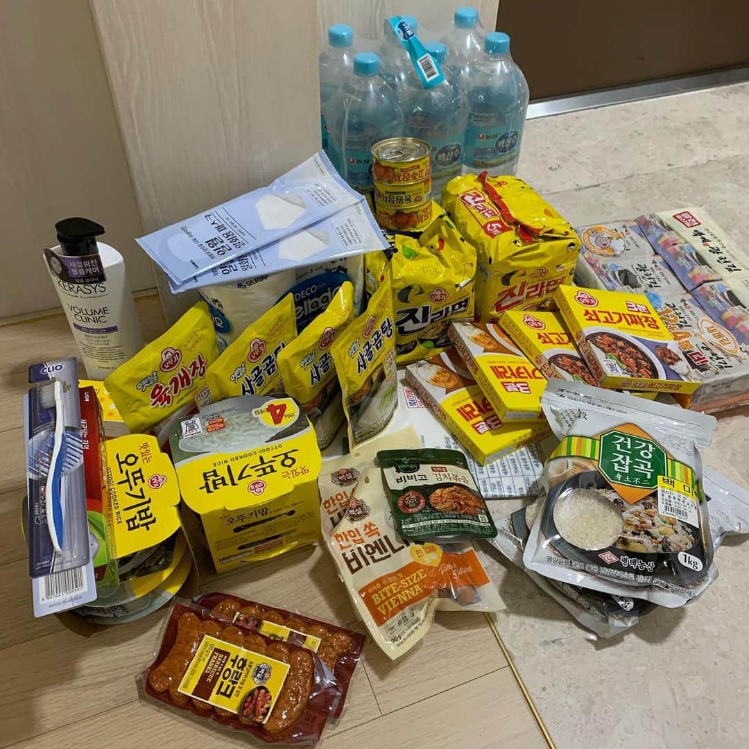 Jaeyoon Choiのインスタグラム：「자가격리용으로 구청에서 한가득 가져다주셨어요 ❤️ #감사해요서초구 #사랑해요한국」