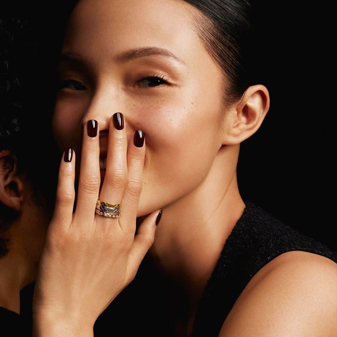 シャネルさんのインスタグラム写真 - (シャネルInstagram)「COCO CRUSH MINI. The mini versions of the COCO CRUSH collection rings can be stacked on multiple fingers or worn separately on every finger. The choice is yours. #COCOCRUSH #CHANELFineJewelry Discover the COCO CRUSH Fine Jewelry Collection Link in bio」4月20日 21時00分 - chanelofficial