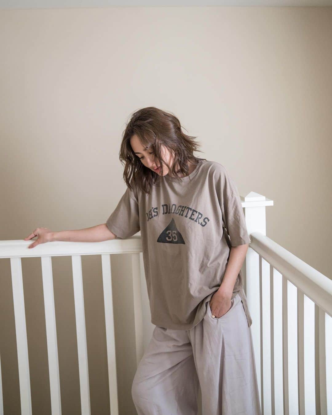 のインスタグラム：「Who has changed out of their pajamas in the last week? Definitely not me....! 😂🏡」