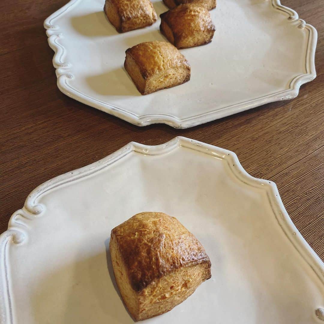 畑野ひろ子のインスタグラム：「おやつの幸せ時間。 @bonsweetsandcongrats の大好きなライ麦スコーンをお取り寄せ。 おうちのオーブンで焼くだけでお店の味😍」