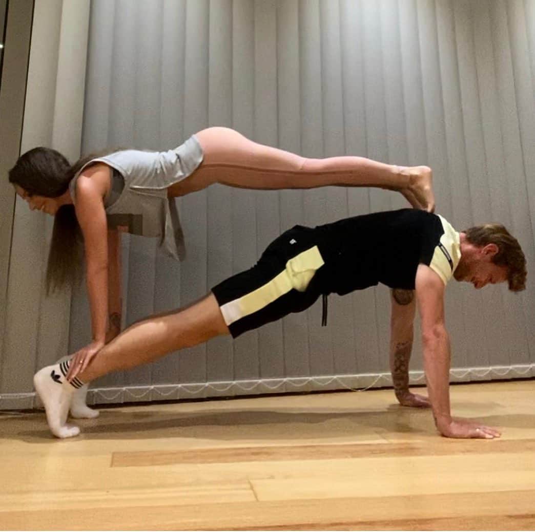 イヴァン・ラキティッチのインスタグラム：「@optikaanda Izazov prihvaćen! 😎 #andaplank @raquel_mauri 😍💪」