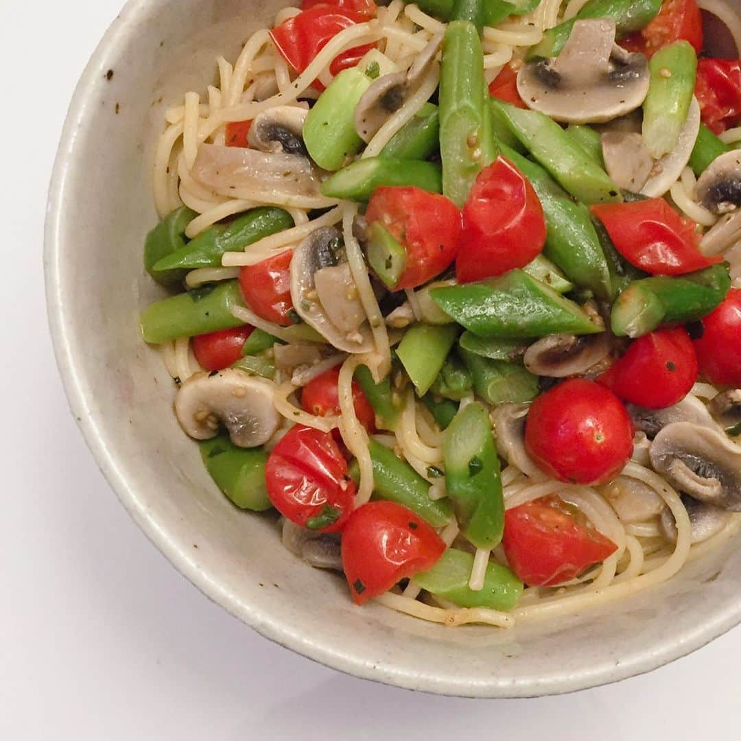 大森美希さんのインスタグラム写真 - (大森美希Instagram)「Lockdown Day 35 🔐  Spaghetti with asparagus and cherry tomatoes🍝  スーパーに買い物に行ったら美味しそうなアスパラガスがあったので前日買ったミニトマトと一緒にパスタに🍝最近の私の体は8割パスタで出来ている🐷  #pasta #spaghetti #asparagus #asperge #cherrytomatoes #tomatecerise #homecooking #spring #printemps #lockdown #confinement #paris #france #stayhome #restonscheznous #アスパラガス #ミニトマト #チェリートマト #パスタ #スパゲティ #おうちごはん #外出制限 #外出制限中のパリ #パリ #パリ生活 #フランス #お家ごはん #うちで過ごそう #家にいるだけで世界は救える」4月20日 20時58分 - mikiomori_