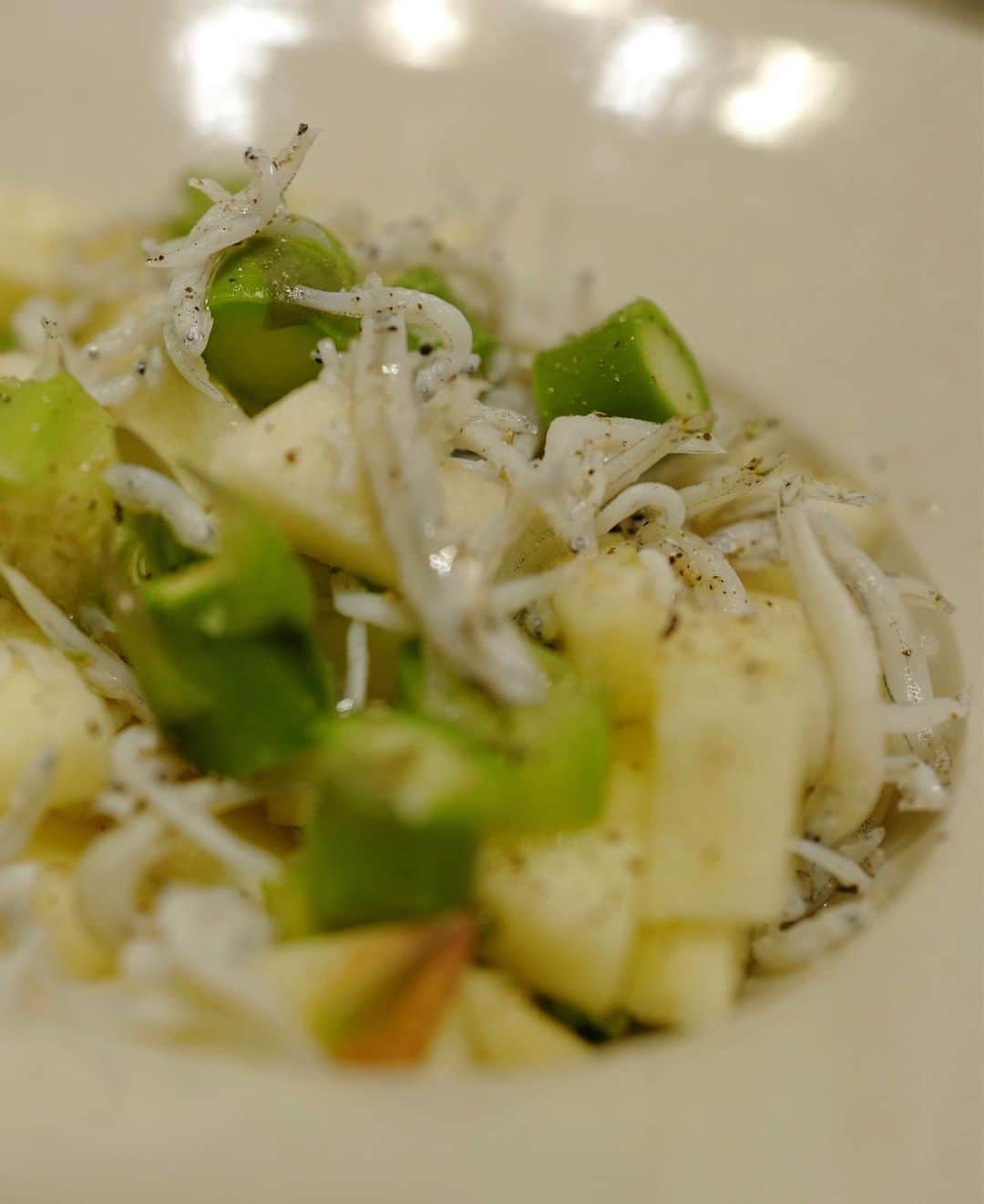 矢野未希子さんのインスタグラム写真 - (矢野未希子Instagram)「✨ 【リンゴとアスパラと釜あげしらすのサラダ】  料理はレシピを見てしか 作ったことないけど 初めてこれとこれ合いそうって 考えて作ってみた。 料理と言えるようなものでもないけど😂  簡単だし、 本当に美味しかったよ🤤  しらすの優しい塩気が リンゴとアスパラと合う合う✨  レシピは アスパラ１本 リンゴ4分の1 釜あげしらす適量  茹でたアスパラとリンゴを1センチ角に切って しらすと和えて えごま油をまわしかけて 岩塩と、ブラックペッパーを。  クルミとか和えても美味しいはず👌」4月20日 21時04分 - mikko1104