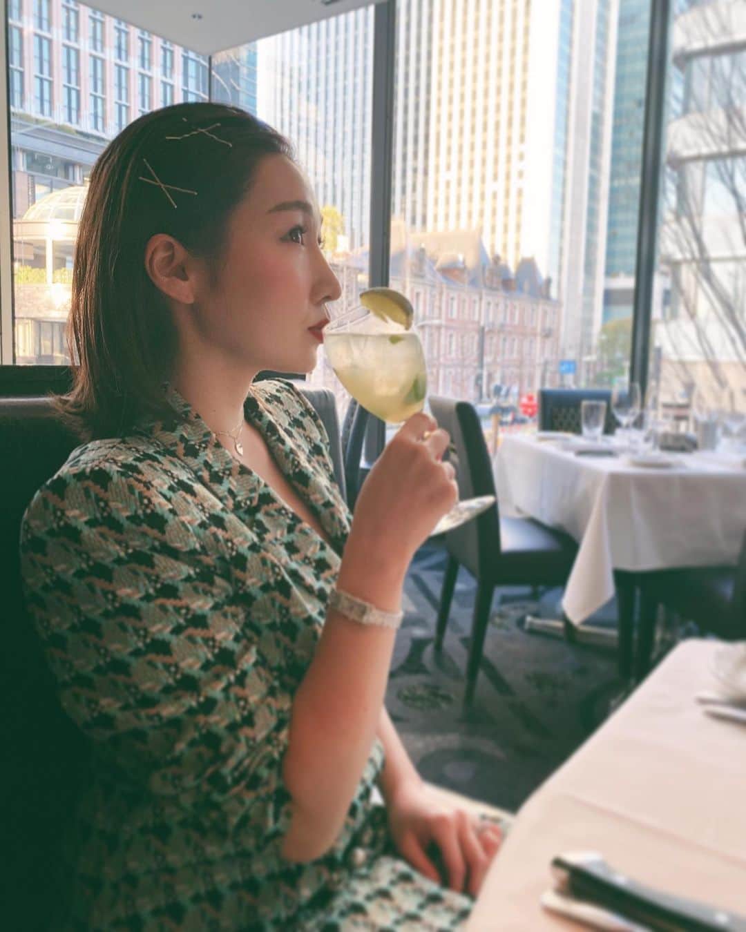 shihoのインスタグラム：「いつかの…♡ . . . なんせ写真撮らないから 少し前の写真とかを 少しずつ載せてくね🌼 . こんなにお化粧もしない お洋服も買ってないのは 初めてかもしれない😳💦 . 今ちょっと この時間のあることを ポジティブに捉えて、 ちょっと色々お勉強 がんばるよ✊🏼 . . . . #stayhome #ootd #fashion」