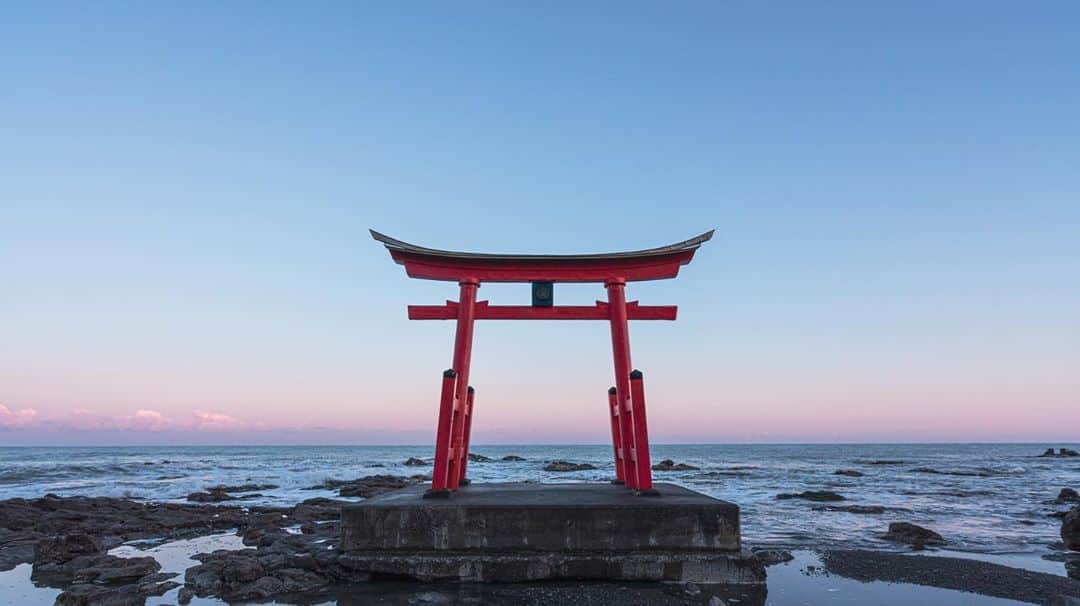 Hikaruのインスタグラム：「The day when alpenglow is clean. . #初山別金比羅神社 .  朝焼けの中の金比羅神社に感動した日。 北海道の海と朝焼けは、最高なのです。 何回でも、訪れたい場所なのでした。 . . . #北海道 #instagram #東京カメラ部 #tokyocameraclub #natgeo #bealpha #sonyphotography #pashadelic #team_jp #bestjapanpics #natgeo #ig_japan #natgeoyourshot #yourshotphotographer #myrrs #hellofrom #naturephotography #ig_worldclub #1x #landscapephotomag #landscapelovers #lovers_nippon #visitjapanjp #bbctravel #art_of_japan #splendid_earth #日本の絶景 #ig_great_pics #BBCtravel」