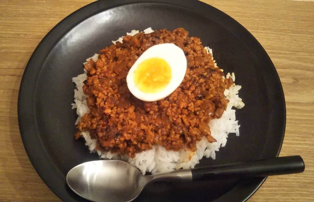 伊藤修子さんのインスタグラム写真 - (伊藤修子Instagram)「ドライカレーを作ろうとしましたが冷凍ご飯を切らしていたので残りわずかなタイ米でやり過ごしました。」4月20日 21時11分 - itoshuko