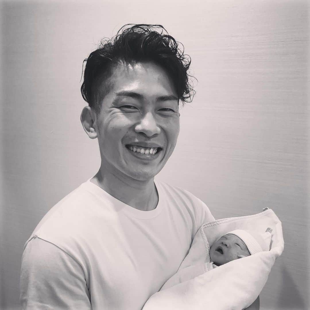 近藤千尋のインスタグラム：「もう次女を出産してから 半年も経つのか…👶 こんなに小さかったんだなぁ🥺💕 今日、書こう書こうと思っていた 出産レポートをアメブロに書きました🏥 2人、妊娠出産と経験をして 少しでも私の経験が誰かのお役に立てたらいいなぁと思います🥺🍀 #出産レポート #半年前 #遅くなりました🙇‍♀️ ひーぼぉくんのちっちゃい八重歯が好き❤️」