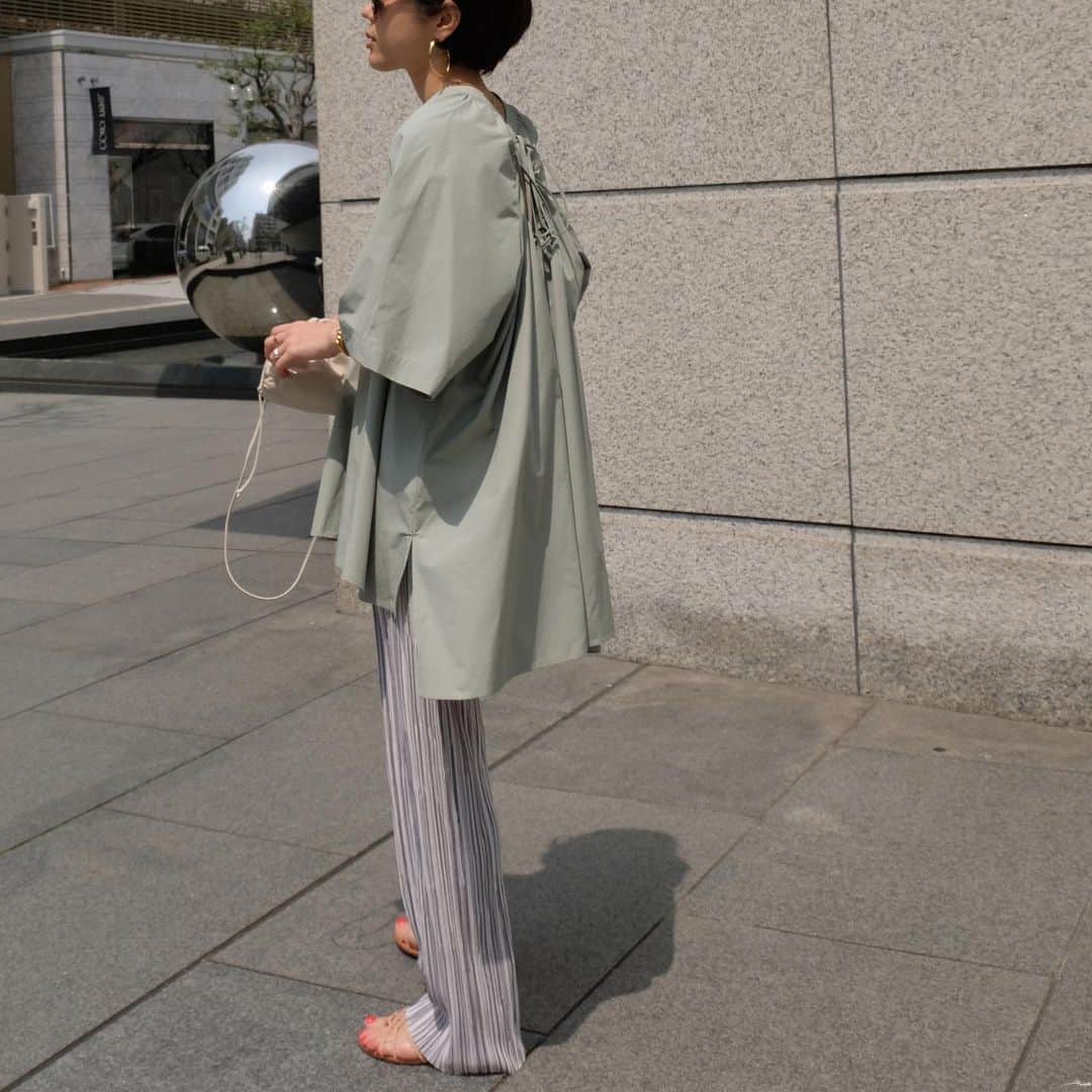正中雅子さんのインスタグラム写真 - (正中雅子Instagram)「このカラーのトーンで合わせたくて作ったブラウスとパンツ💚🤍 * どの角度から見ても拘りたっぷりディテールのブラウス！ * ストライププリーツパンツとの合わせ♡ * #MACHATT #masaco服」4月20日 21時13分 - masacoshonaka