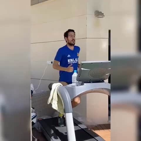 ダニエル・パレホのインスタグラム：「Empieza una nueva semana de trabajo en casa... 👍👍 Amunt!!!」