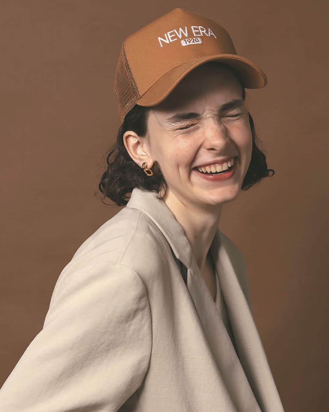 CLUÉLmagazineさんのインスタグラム写真 - (CLUÉLmagazineInstagram)「CLUEL VOL.60 5月号 ・ 《ニューエラ》 「大人ガールのための帽子スタイル」 ・ 1920年の創業から今年で100周年！ストリートはもちろん、大人のファッションにも上手くマッチするのが《ニューエラ》のキャップ。カジュアルからトラッド、上品でエレガントな装いまでこの春夏シーズン、大人ガールにおすすめしたい帽子スタイルを7つご紹介。《ニューエラ》の歴史がわかる特別ページも掲載しています。 ・ 4月11日発売最新号vol.60スマホ版発売開始 ＆「#CLUELatHOMEキャンペーン」として、スマホ版のバックナンバーを2020年5月6日までの期間限定で無料開放中。 ストーリーズ、ハイライトのリンク先URLからご覧ください♪ ・ 少しでも皆さんの"おうち時間"が楽しくハッピーなものになりますように。 ・ #ニューエラ #EWERA #CLUELatHOME #STAYHOME #おうち時間 #おうちで読書 #cluel #cluelhomme #クルーエル #クルーエルオム #cluelmagazine #ファッション雑誌 #magazine #fashion #ファッション #グッドガール」4月20日 21時14分 - cluelmagazine