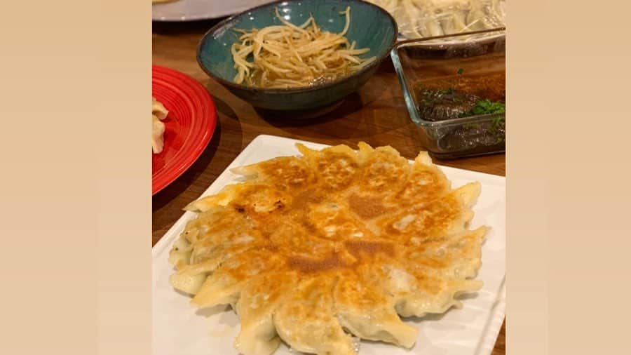 松木里菜さんのインスタグラム写真 - (松木里菜Instagram)「.｡･*. 今夜は餃子職人の旦那さんと弟子の子供達に包むのをお願いしました✨  職人は相変わらず綺麗な手捌き👍 弟子達の教育はまだまだなようでした笑 . . ⚠︎テーブルにはくるりとラップを巻いております🙏  そして、 昨日肉厚プリプリな椎茸が売っていて 大分の美味しい椎茸を思い出し即買い🥰 九州に住んでいた時教わった私の好きな食べ方をざっくりですがご紹介します。 ↓↓↓↓ . . ①石づきをカット ②フライパンに油を薄くひいて火にかける ③ひだをうえに向けてフライパンに並べる ④粗塩をひだのところに少量ふる ⑤酒を小さじ2と水小さじ2をいれ蓋をする(ここテキトー🙇‍♀️) ⑥中火で4分ほど蒸し焼き ⑦蓋をあけて醤油を小さじ1〜2フライパンにまわしいれ焦がし醤油で香ばしく仕上げる ⑧出来上がり❣️お皿に並べてレモンやカボスを軽くしぼって焼きたてすぐ食べてください😋お好みで七味も👌  今夜はビールがすすんだー🍻💕. . #夜ご飯 #餃子#包むのは #パパ担 #焼き椎茸 #焦がし醤油が決めて✨ 昔椎茸苦手だったけどいつの間にやら大好物です🤔🤗」4月20日 21時15分 - rinamatsuki613