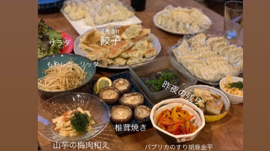 松木里菜さんのインスタグラム写真 - (松木里菜Instagram)「.｡･*. 今夜は餃子職人の旦那さんと弟子の子供達に包むのをお願いしました✨  職人は相変わらず綺麗な手捌き👍 弟子達の教育はまだまだなようでした笑 . . ⚠︎テーブルにはくるりとラップを巻いております🙏  そして、 昨日肉厚プリプリな椎茸が売っていて 大分の美味しい椎茸を思い出し即買い🥰 九州に住んでいた時教わった私の好きな食べ方をざっくりですがご紹介します。 ↓↓↓↓ . . ①石づきをカット ②フライパンに油を薄くひいて火にかける ③ひだをうえに向けてフライパンに並べる ④粗塩をひだのところに少量ふる ⑤酒を小さじ2と水小さじ2をいれ蓋をする(ここテキトー🙇‍♀️) ⑥中火で4分ほど蒸し焼き ⑦蓋をあけて醤油を小さじ1〜2フライパンにまわしいれ焦がし醤油で香ばしく仕上げる ⑧出来上がり❣️お皿に並べてレモンやカボスを軽くしぼって焼きたてすぐ食べてください😋お好みで七味も👌  今夜はビールがすすんだー🍻💕. . #夜ご飯 #餃子#包むのは #パパ担 #焼き椎茸 #焦がし醤油が決めて✨ 昔椎茸苦手だったけどいつの間にやら大好物です🤔🤗」4月20日 21時15分 - rinamatsuki613