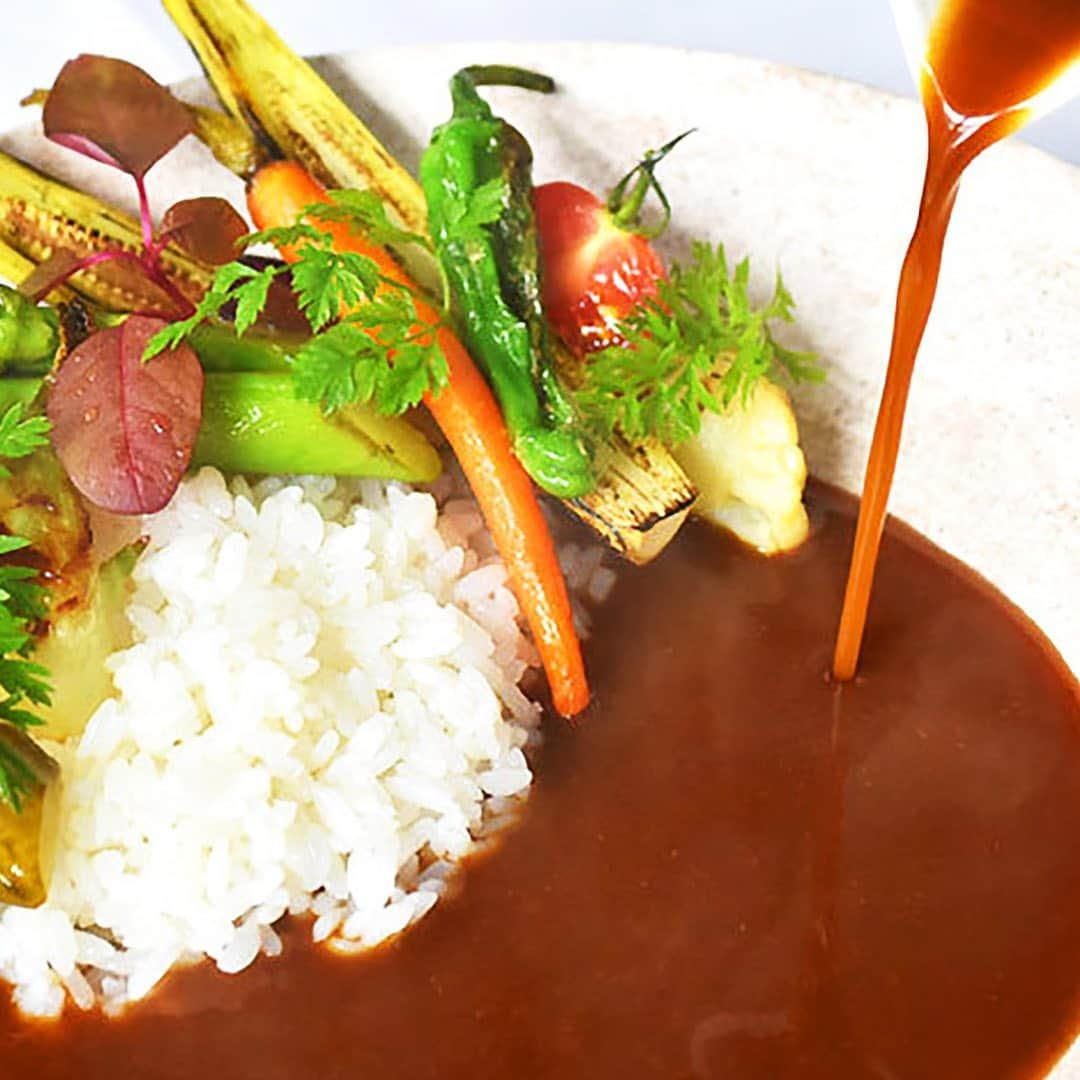 東京カレンダーさんのインスタグラム写真 - (東京カレンダーInstagram)「#東カレテイクアウト  @代々木上原【食べたら絶対元気になる旨味たっぷりフレンチカレーをご自宅で！】 . . 【 #ラファソン古賀 】 一度食べたらカレー観がひっくり返る絶品フレンチカレーは『ラファソン古賀』へ！ . そろそろ家ご飯にも飽きてきたあなたに、この名店のフレンチカレーをぜひおすすめしたい。たくさんの野菜や牛肉からフォンをとった旨味が深い絶品カレー。一度食べたら絶対にリピートしたくなる味だ。 . . 【テイクアウトメニュー】 ✓ソースキュリー(ご飯、季節野菜の蒸し焼き付) ¥1,390(税別) ✓地鶏もも肉のスモーク添 シーザースサラダ ¥930(税別) ✓おつまみセット（帆立のスモーク、ポルチーニ茸のムース、豚肉のリエットetc..) ¥1,860(税別) ✓ブイヤベース ¥2,780(税別) ✓マリアージュワイン（食事に合わせたボトルワイン）¥4,000(税別) . . 【注文方法】 ※ソースキュリーのテイクアウトは当日10：00まで、ほかの料理は前日まで予約を ※予約した方のみ、12時～20時までの店頭でのお渡し . . ーーinfoーーーー 店名▷ラ・ファソン古賀（La façon Koga） 電話番号▷ 03-5452-8033 ※お問い合わせの際は『東京カレンダーのインスタを見た』とお伝えいただければ幸いです。 住所▷渋谷区上原 1-32-5 ロイヤルテラス 1F ーーーーーーーー . . 東カレwebではレストランの魅力もたっぷりご紹介。 詳しくは、 ▶︎『　東京カレンダー　ラファソン古賀　』で検索！ . . ※ 4/16時点での情報です。最新情報は店舗公式サイトをご確認ください。 . . ★東京都内の極上テイクアウトグルメ情報は、平日毎日更新中！ . .  #ラファソン古賀テイクアウト #代々木上原テイクアウト  #カレー　#カレーテイクアウト#代々木上原　#東カレ#tokyocalendar#東京カレンダー#おうち時間#テイクアウト#東京テイクアウト#デリバリー#デリバリー #テイクアウトグルメ #テイクアウト弁当 #お持ち帰り #テイクアウトはじめました #takeout #togo #東京グルメ #おうちごはん #テイクアウトできます #フレンチ #フランス料理」4月20日 21時20分 - tokyocalendar