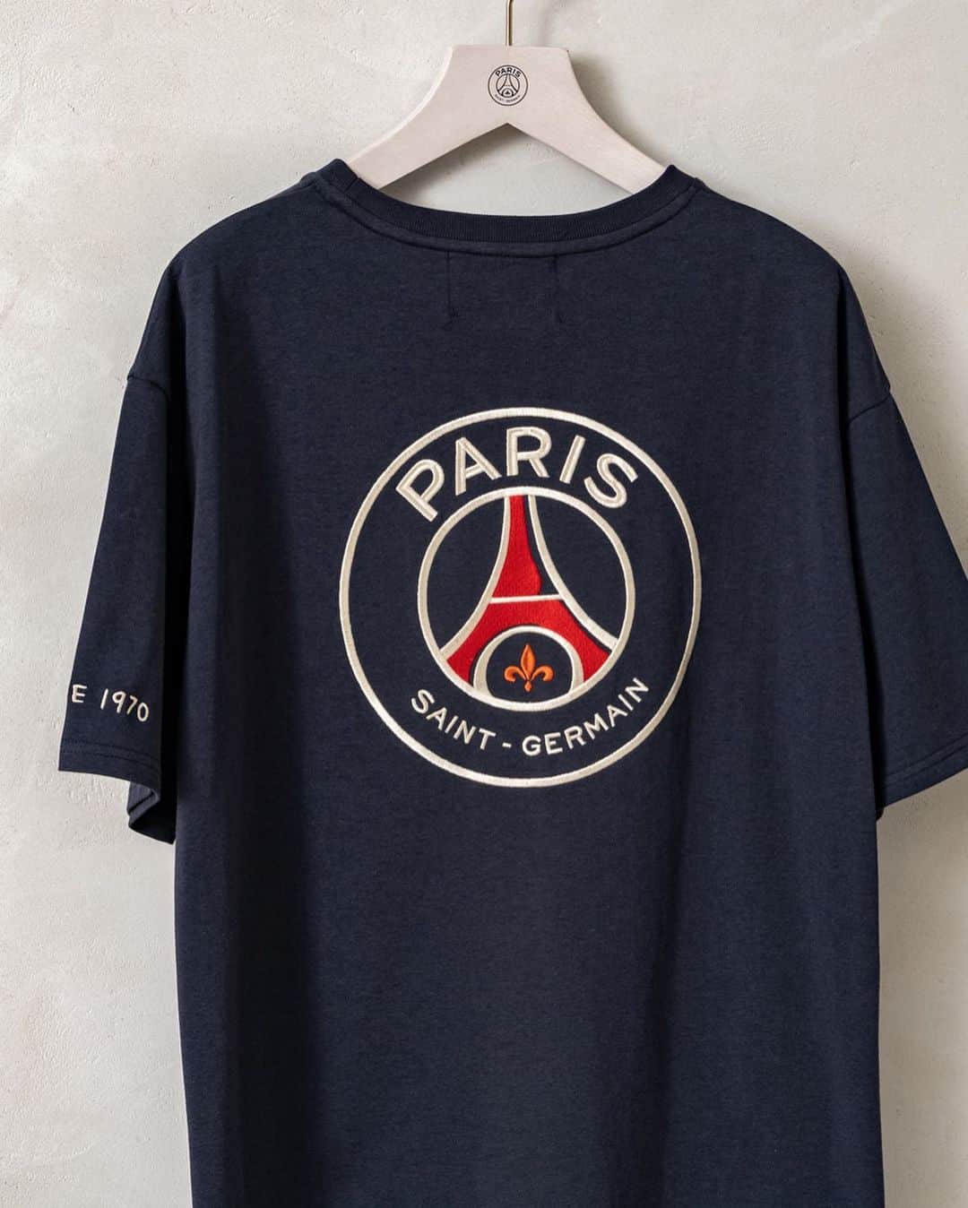 EDIFICEさんのインスタグラム写真 - (EDIFICEInstagram)「【予約】Paris Saint-Germain - PSGエンブレム刺繍 Tシャツ -﻿ ﻿ その年によってエクスクルーシブで描かれる日本企画のアロハ柄は、2020年クラブ創立50周年を迎えるパリサンジェルマンを記念したグラフィック。﻿ ﻿ そのアロハ柄の中から一部にフィーチャーし、伝統的なスカジャンに用いられる刺繍技法を用いて美しく立体的に仕上げました。﻿ ﻿ ﻿ 【Paris Saint-Germain / パリサンジェルマン】﻿ フランス・パリに本拠地を置くフットボールクラブ「Paris Saint-Germain」。1970年に創設し、1974年以降はリーグ・アン（フランス1部リーグ）に在籍し続けており、様々なタイトルを獲得している強豪クラブとして広く認知されています。世界的なトッププレーヤーの移籍も盛んに行われ、度々シーンを盛り上げる事も。数々の輝かしい功績で多くのファンの心を掴んでいます。﻿ ﻿ ﻿ ﻿ ﻿ Tee : 【PSG TOKYO】¥9,000+tax﻿ No : 20071340000710 ﻿ ﻿ ﻿ ﻿ ﻿ ﻿ ﻿ ﻿ ﻿ ﻿ ﻿ ﻿ ﻿ #edifice #psg #parissaintgermaintokyo #parissaintgermain #embroidery #parissaintgermainstoretokyo #psg_tokyo #collaborate #sportystyle #skajyan #2020ss #springsummer #teeshirt﻿ #teestyle #summerfashion #japanmodel #psg #stylefromtokyo #fashionaddict #unisexdesign﻿ #mensfashion #ladiesfashion #unisexfashion」4月20日 21時22分 - edifice.jp