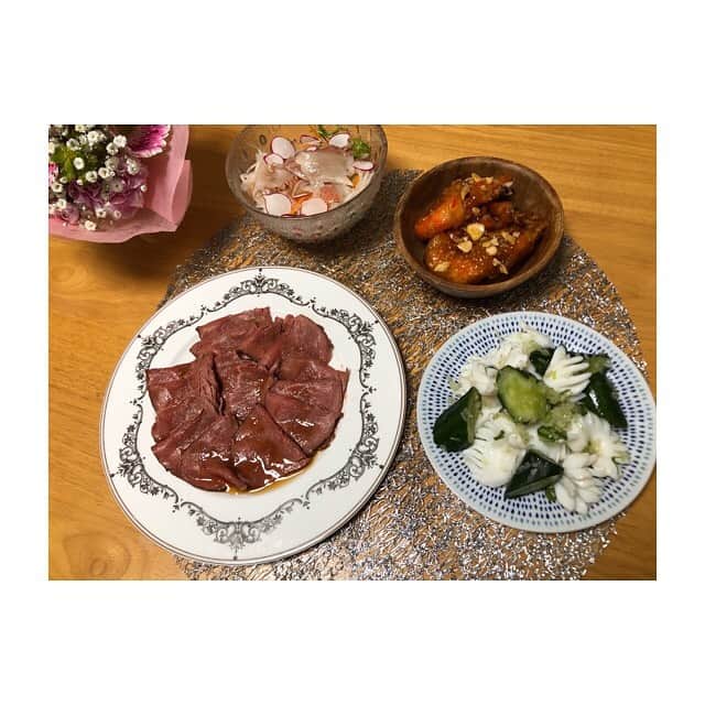みのり(26)＠東京 ダイエットのインスタグラム：「🍖夜ご飯 . ねぇ、みんな！！！ 今日は、30歳のお誕生日なの！！！ . 4月生まれのみんなは、どう過ごしてる？ 外に飲みに行くことは、残念だけど控えよう。 . . また落ち着いたらこれからできるからね😉 お祝いしてもらえて本当に幸せものです💓 . ストーリーからDMくださった皆さま、 本当にありがとうございます！！！ . . お昼も、幸せな時間だった☺️ 楽しい一日だったなー。 . 30歳！！これからもーっとがんばります！ . . ガーリックシュリンプ タイのカルパッチョ イカのネギ塩なんとか ローストビーフ . . #誕生日 #おうち時間 #stayhome . . ◉ライザップ公認の紹介アンバサダーです。 〜 紹介特典 あります〜 . ▶︎全国どの店舗でもOK 紹介限定の２週間体験コースもあります(^_^)/ . ▶︎入会やカウンセリングをお考えの方、 ご質問なども、DM✉️ください。 . ★トレーニング見学もできるよ★ RIZAP BMG2017🥈2018特典あり😉 . #rizap #ライザップ .  #ダイエット #diet #ダイエット日記 #ダイエット記録  #instadiet #ダイエット仲間募集 #ダイエッター #公開ダイエット #dinner #夜ご飯 #夕食 #夜ごはん #低糖質 #糖質制限 #食べて痩せる #女子力 #脂肪燃焼 #コロナに負けるな #happybirthday #コロナ太り #三十路 #30歳 #アラサー #アラサー独身女子 #彼氏欲しい」