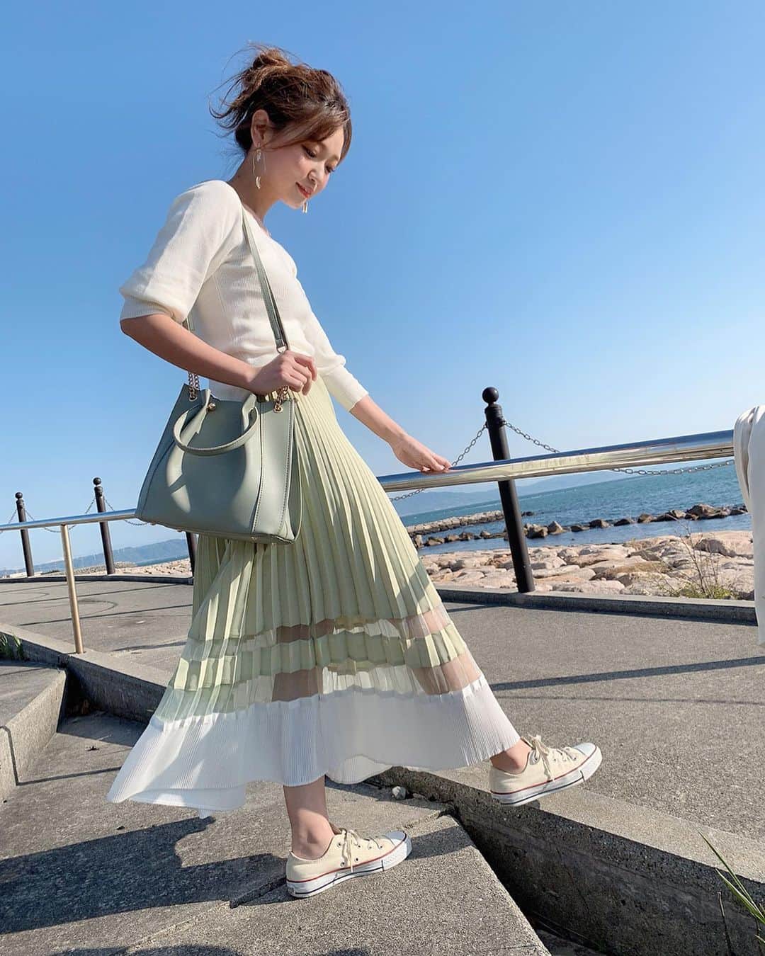 いっちゃん/嶋津 いつみのインスタグラム：「. . お昼から晴れたから お家の前の海にむーたんとお散歩🐶✨ . . . . 誰もおらんし こういう時、家の前が海でよかった!! って実感する😂ww . . . . . ちょっとだけの短時間やったけど せっかくGETしたのに 使えてなかったバックをおろした🤭💓 . . . . 今年の流行りカラーのグリーン🌱💕 . . . . もともとこの色味が好きやったから 今年は物欲大豊作の春です🤓🌸💨💨💨 . . . . . #関西  #関西サロモ  #サロンモデル #サロモ #いっちゃん  #フリーモデル #関西モデル  #あざといっちゃん #かわいっちゃん #いっちゃんコーデ #ブライダルモデル #アレンジモデル #ヘアカラー  #ヘアアレンジ  #ロングヘア #スーパーロング」