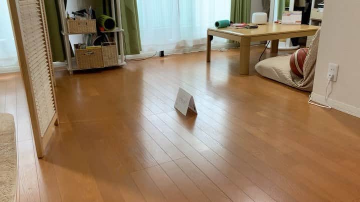 栗原祐太のインスタグラム：「【今日のやってみて！】 片足スクワットで 紙くわえて立ち上がってみてください！  僕は無理だ🤣  やってみて👍 @furuuuta @kiku214  @takamatsuyusuke  @furuuuta @tokunoosuke  @tokyodrift54 @benstagram4life  @k.mitsui31  #うちで過ごそう #チャレンジ #エクササイズ　#片足 #トレーニング #やってみて #おじさん　#中年」