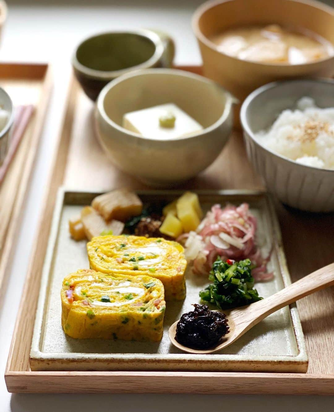 Chinamiさんのインスタグラム写真 - (ChinamiInstagram)「Japanese breakfast🥢 #foodstagram #japanesefood  乾物を整理中、 巻き寿司用に買っていた 焼き海苔が目が留まって。 佃煮に姿を変えてもらおうと 醤油、みりん、おダシで煮込んだら 朝ごはんにぴったりおかずに(^_^) . #朝ごはん #和食 #breakfast  それにしても 今だからこそ見えてきた数々のこと たくさんありますよねぇ 今まで疎かに過ごしてきたたくさんのことに 気づかせてもらってます。  普通に空気を吸える今この瞬間が こんなに尊いものだったなんて。 やっぱり日々感謝ですよね 全ての出来事や自然の摂理に😌 .」4月20日 12時31分 - chinamiphoto