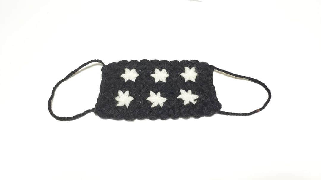 アイパー滝沢さんのインスタグラム写真 - (アイパー滝沢Instagram)「新作編み物60 『リフ編みシンプルマスク』 また編んでみた。黒で硬派って感じ。手編みマスクこれなら男でもありだね。 皆も編み図見て色んな色を入れて暇潰しに編んでみてホゥ。(編み方はUSA仕様と一緒だよ) #COVID19 #knittingmask #Crochet #handmade #自粛生活 #おうち時間 #ハマナカ毛糸 #硬派 #手編みマスク #黒マスク #コロナ対策」4月20日 12時36分 - t.aipa