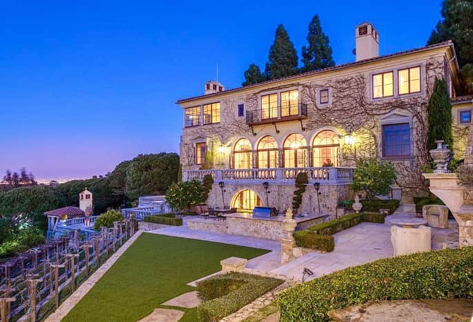 Dirk A. Productionsのインスタグラム：「⚡️Who would you social distance with at this stunning property that’s for sale? •Offers the best view of Los Angeles •6 bed/8 bath Tuscan Villa boasts 10,100sqft of living space on over 1 acre •Koi ponds, Olympic sized custom pool/spa, tennis court, home theater, wine cellar, fireplaces & vineyard •Views from Catalina all the way to Malibu and Beverly Hills! 🌅FOR PRICE & INFO - DM or Text (424) 256-6861」