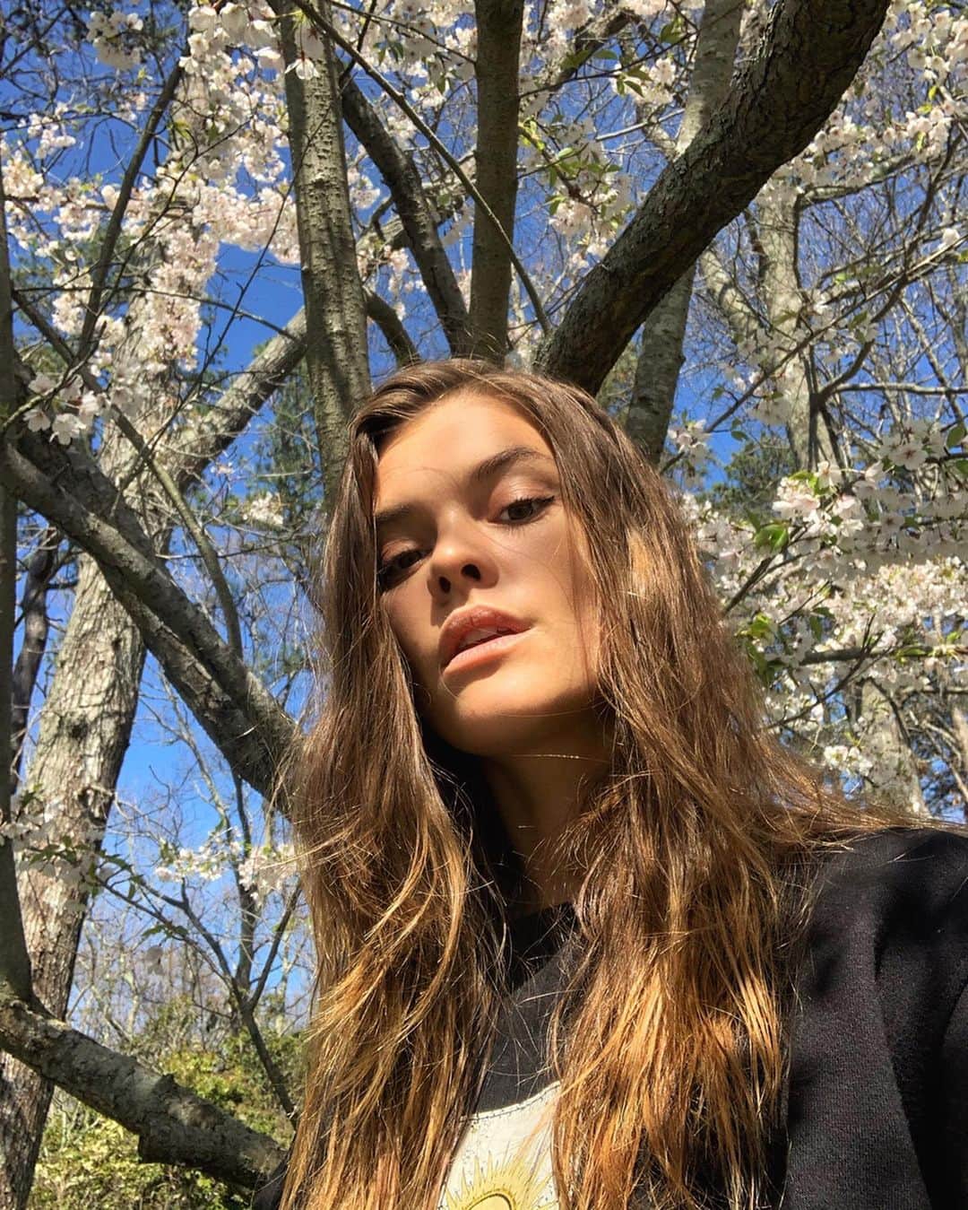 ニーナ・アグダルのインスタグラム：「Artsy as fuck 🌸」