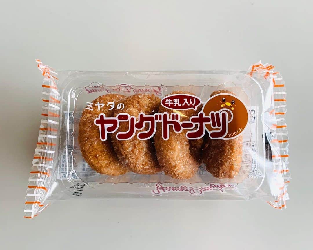 おほしんたろうのインスタグラム：「せっかくなので、ヤングドーナツを伏せ字みたいにしてから食べました。 . . . . . #おやつ#ヤングドーナツ#ドーナツ#伏せ字#おほしんたろう#おうち時間」