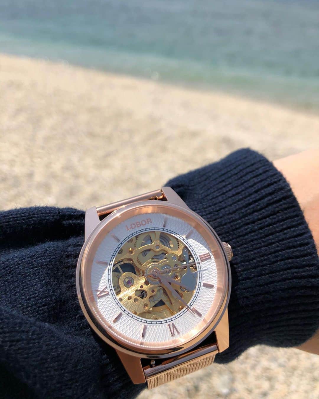 littleportelyさんのインスタグラム写真 - (littleportelyInstagram)「LOBOR JAPANさんからとても素敵な腕時計が届きました🥰 沖縄は暑い日が多いので私はメッシュバンドが好きです。 年がら年中海にいるせいで地黒になってしまい、シルバーよりこういうシャンパンゴールドの方が肌に馴染みます🥰 クーポンコードは、 【noocedp】で10パーセントオフ🥰 .  #lobor #ロバー #腕時計 #時計 #手元倶楽部#腕時計くら部 #腕時計コーデ #腕時計好きな人と繋がりたい  #腕時計好き #沖縄#沖縄好き #沖縄移住#移住生活 #沖縄好きな人と繋がりたい #海好きな人と繋がりたい #海好き#海のある生活 #海#ビーチ#ビーチガール #watchesofinstagram#watchcollector #okinawa #okinawajapan #sea #seaside #coastalliving」4月20日 12時49分 - no_ocean_no_life
