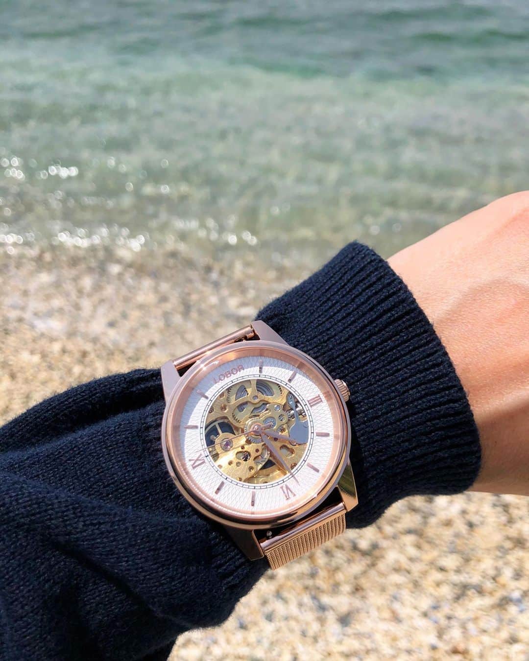littleportelyさんのインスタグラム写真 - (littleportelyInstagram)「LOBOR JAPANさんからとても素敵な腕時計が届きました🥰 沖縄は暑い日が多いので私はメッシュバンドが好きです。 年がら年中海にいるせいで地黒になってしまい、シルバーよりこういうシャンパンゴールドの方が肌に馴染みます🥰 クーポンコードは、 【noocedp】で10パーセントオフ🥰 .  #lobor #ロバー #腕時計 #時計 #手元倶楽部#腕時計くら部 #腕時計コーデ #腕時計好きな人と繋がりたい  #腕時計好き #沖縄#沖縄好き #沖縄移住#移住生活 #沖縄好きな人と繋がりたい #海好きな人と繋がりたい #海好き#海のある生活 #海#ビーチ#ビーチガール #watchesofinstagram#watchcollector #okinawa #okinawajapan #sea #seaside #coastalliving」4月20日 12時49分 - no_ocean_no_life