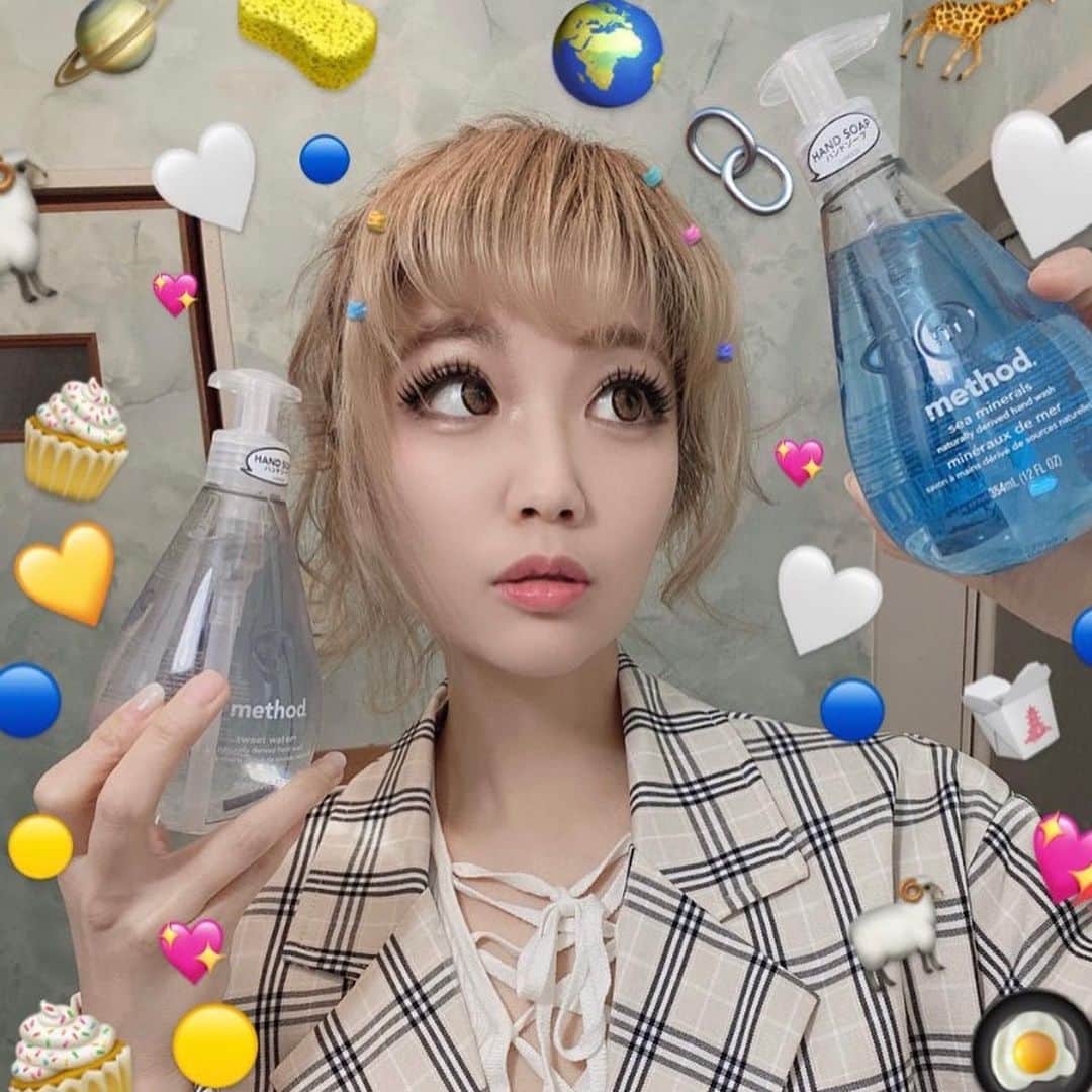 あさちるのインスタグラム：「サンフランシスコ生まれのエコ洗剤「メソッド」（https://www.methodhome.jp/） よすぎて別のタイプのも使いはじめた🤍💙 置いてるだけでカワイイ　優秀なやーつです。 キャンペーンやてる！🌍詳しくはメソッドのアカウントを見てね  @method.japan  #メソッドハンドソープ #ハンドソープ #メソッド #メソッドジャパン #method #methodjapan #エコ #soap #wash #ハッピー #おしゃれ #カワイイ #ナチュラル #カラフル #楽しい #インテリア #植物由来 #メソッドアンバサダー #pr」