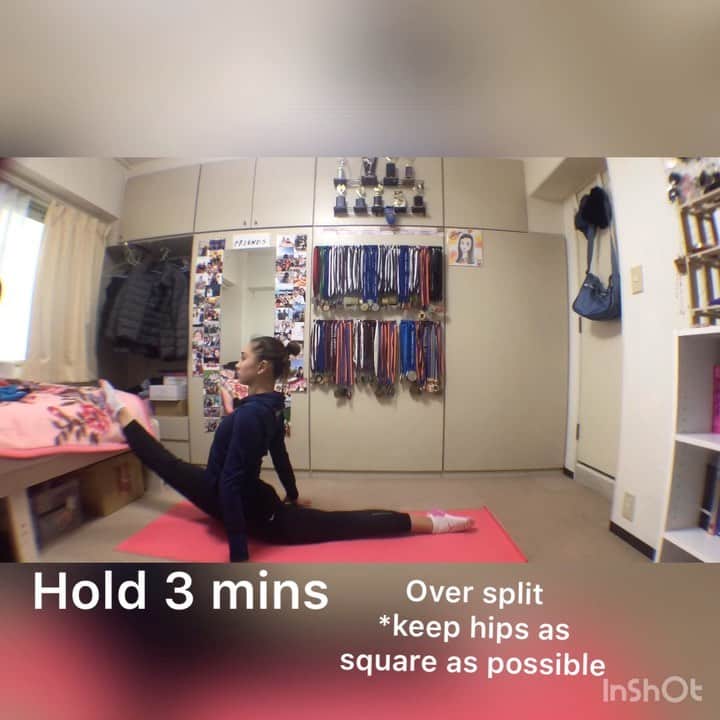 ベネット・マヤのインスタグラム：「Penche balance warmup💪🏼 Some strength and flexibility exercises to help perform the perfect penche!」