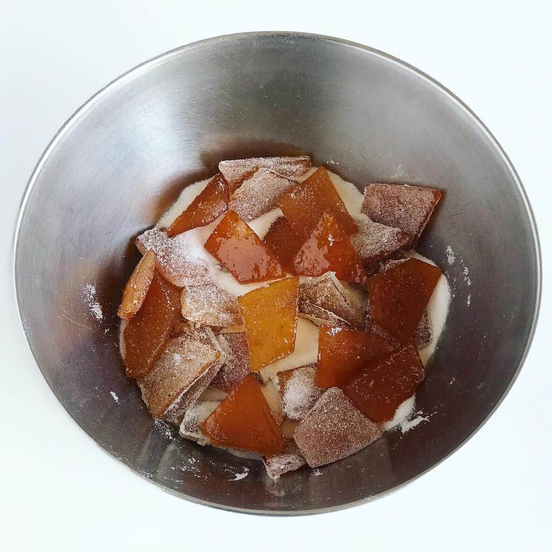 福田里香さんのインスタグラム写真 - (福田里香Instagram)「文旦と夏蜜柑の砂糖漬け_2 鍋ごと蒸し焼きにして煮切ったら 粗熱を取り、オーブンペーパーの上に 並べて、再度オーブンに戻して 低温で乾燥させます。 このとき、さらに透き通ってツヤツヤに。  粗熱が取れたら砂糖をまぶす。 製菓用の微粒子グラニューがおすすめ。 細かいから、薄付きで砂糖量を減らせます。  また、食べたときにピールと馴染み 口中でザリザリせずに、食感がいい。  普通のグラニュー糖を フードプロセッサーやグラインダーに かけて細かく挽いてもいいです。  薄いイエローが文旦の皮。 濃いほうが夏みかんの皮。  時として、ちょっとした甘味は あなたの気分を救ってくれます。  #柑橘の砂糖漬け  #candiedorange #candiedcitrus #長丁場には甘いものも大事 #うちで過ごそう #stayhome #stayhomestaysafe  #restezchezvous」4月20日 13時08分 - riccafukuda