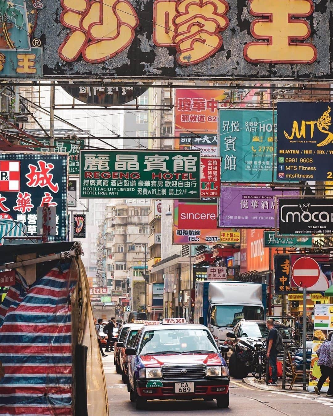 Discover Hong Kongさんのインスタグラム写真 - (Discover Hong KongInstagram)「So many signs in bustling Mong Kok! 旺角的街景，總有令人連按快門的魔力！ 📷: @ngmnh.co #DiscoverHongKong #staycurious #repost」4月20日 13時00分 - discoverhongkong