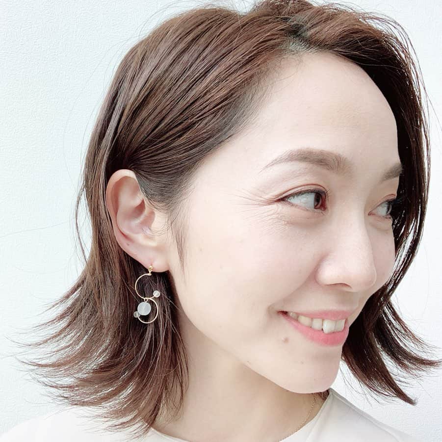 荒木麻里子さんのインスタグラム写真 - (荒木麻里子Instagram)「自撮りアップ撮るたびに、 目元のシワやば…と現実を突き付けられます🤣🤣🤣 . シャボン玉みたいで一目惚れだった @itam_accessory のピアス😘 国産で安心、お手頃なのにデザイン性のあるアクセサリーが沢山あります。 . . . #itam #itamアクセサリー  #itamフレンズ  #アクセサリー女子  #ビアスタグラム  #アクセサリー  #アクセサリー好き  #ピアス好き」4月20日 13時26分 - marilyn198612