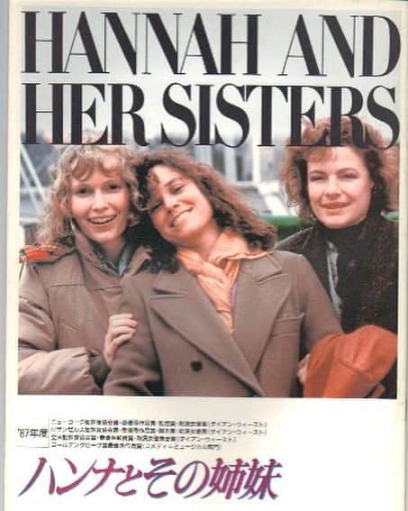 渡辺真起子さんのインスタグラム写真 - (渡辺真起子Instagram)「映画チャレンジ 6日目。 何だかあっと言う間に6日目。 「ハンナとその姉妹」HANNAH AND HER SISTERS 監督 ウディ・アレン 1986年／103分／アメリカ 日本初公開　1987年  ニューヨークに暮らす３人姉妹の物語。彼女たちの物語でもあるけれど、カップルの物語であって、家族の物語へと広がっていく。  村上春樹とウディ・アレンが大好きな年上の恋人とたくさんの彼の作品をみた。初めての海外旅行はニューヨークだった。親と一緒じゃない初めての旅、19歳。 映画で見たことのある風景に目をパチクリしながら不思議な感覚で街を歩いた。  そして、もうとにかく、カルロ・ディ・パルマの撮影が大好き。アレン作品は衣装やヘアメイクが詳細で、時代や登場人物たちの生活を豊かに表現しているように思える。それから、すっかり私もウディ・アレン作品が好きになり、近年の作品が、これまた前よりも好きだなって思う。憧れで見ると言うより、もっと自分に近い物語として見ることができるようになったのかも（クラス感は違いますがね、笑）  さて、次のバトンは、先日インスタライブをご一緒させていただいた、  @yohtak さん。  と、  オモロカワイコちゃんに。 @yuiqn さん。  バトン増やします。  @edmundyeo さん @kanikawa_itiro さん  よろしくお願いいたします。何を出してくるのかなー。  #映画リレー を見ていただくと、FBでも、Instagram でも、いろんな方の 映画作品を見ることができまよー。  アカウントがクローズでも大丈夫です。 見れる方だけが見ることができるだけでも十分です。  7日間の映画チャレンジとは、映画文化の普及に貢献するためのチャレンジとします。 #savethecinema に紐づけたいという試みで始めます。 参加方法は好きな映画を1日1作品、7日間投稿するというもの。簡単に映画についての説明なしで予告編でもビジュアルだけでもいいです。それをアップして、そして毎日1人のFBや Instagram で お友達にバトンを渡してください。 そしてこのチャレンジに参加していただくようお願いします。 今日、見たいなって思う作品でもいいし、思い出深いものでもいいです。もしくは新作で未見だったら、その期待値を書き込んでください。見た映画館とか、行きたい映画館でも素敵ですね。 国をまたぐと見れない作品でも、その存在を知りたいです。気軽にいきましょう。 このバトン、アカウントがオープンじゃないと読めない人がいるのですが、かまわずいきます。 バトンを渡してくれた人、渡す人のtagつけてね。 やり方が正しいかわからないけど、正しさがあるなら、バトンを渡してくださる時に、スタイルを変えてくださーい。  繋がるかなー。ゆっくりとリレーされていきますように。  #tag は好きに増やしてください。 #HANNAHANDHERSISTERS #ハンナとその姉妹 #ウディアレン #WoodyAllen #カルロディパルマ #CarloDiPalma  #映画リレー #うちで過ごそう #stayhome #enjoythemove #7jours7cinemas #savethecinema #minitheatreaid」4月20日 13時28分 - watanabe_makiko