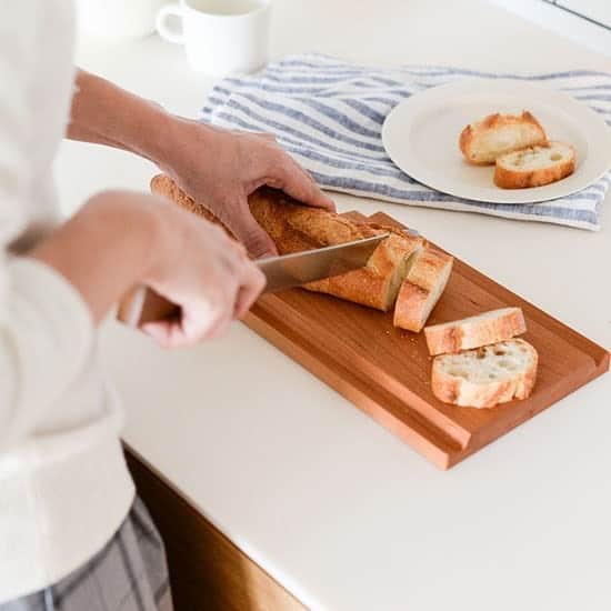 北欧、暮らしの道具店さんのインスタグラム写真 - (北欧、暮らしの道具店Instagram)「パン屑がほとんど出ない、優秀な「パン切りナイフ」 . - - - - - - - - - - - - 細かさの異なる「2種類の波刃」のおかげで、 フランスパンのような固いパンと 食パンのような柔らかいパン、 どちらも綺麗に切ることができる morinokiのパン切りナイフ。 . 実際にスタッフが使ってみると、 こんなにも軽くキレイな断面に 切れるんだー！と驚くばかり。  カンパーニュでも パンオショコラのような 幾重にも層になっているものも、 とってもキレイに切れます。  キッチンだけでなく、 食卓でも使いたくなる 可愛い佇まいも魅力です〜◎ . - - - - - - - - - - - - morinoki/パン切りナイフ . ▶︎ プロフィールのリンクから、お値段・サイズなど詳しい情報をご覧いただけます。→@hokuoh_kurashi . #kitchen#kitchendesign#kitchenware#morimori#bread#breadknife#パン#パン切りナイフ#キッチン雑貨#テーブル雑貨#朝ごはん#朝ごパン#シンプル#シンプルライフ#シンプルデザイン#暮らしを楽しむ#日々の暮らし#北欧#暮らし#北欧暮らしの道具店」4月20日 13時31分 - hokuoh_kurashi