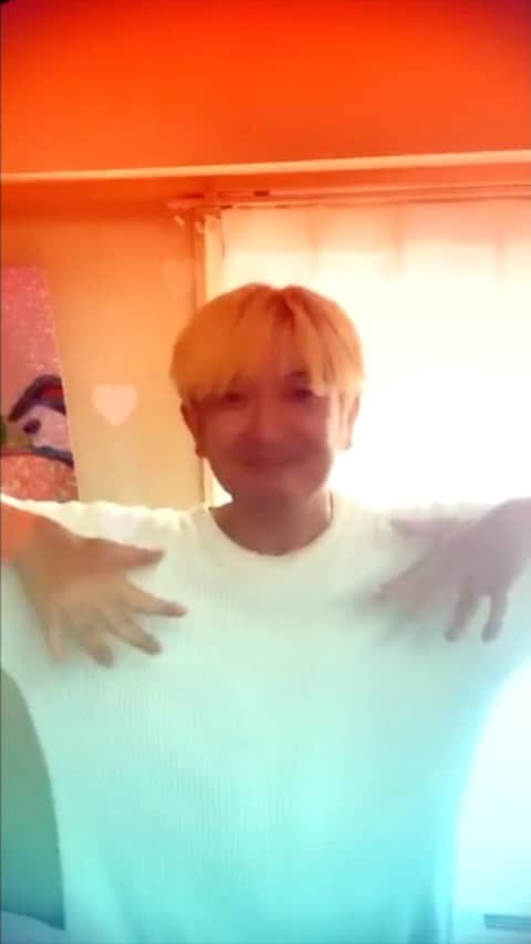 櫻田宗久のインスタグラム：「「星を見る」櫻田宗久バージョン  #いろんな星を見たいプロジェクト #星を見る #部屋から星を見る #それぞれの宇宙　#時空を越えて繋がれる  カラオケ音源フリー  20.gigafile.nu/0615-c0e98e042…  作詞　＠munetopia  作曲　@ygalion  振付　@aiharamiho」