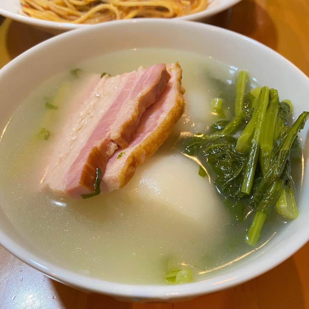 野間美由紀さんのインスタグラム写真 - (野間美由紀Instagram)「有賀薫さんの『スープ・レッスン』掲載の、かぶとベーコンのごちそうポトフ作りました。塩しか入ってないのに旨味たっぷりで美味しい！ 煮るだけで簡単なのでまた作ります。  https://amzn.to/2RTigNj」4月20日 13時36分 - rose_m