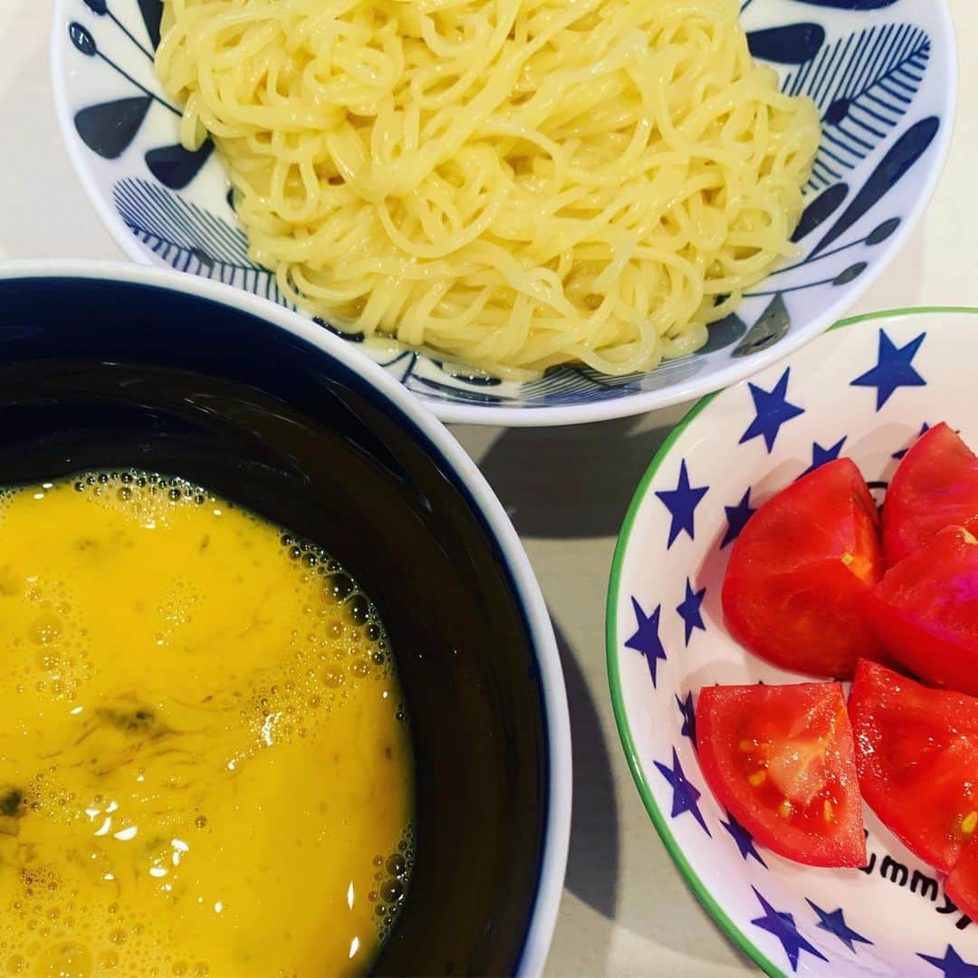 丸山桂里奈さんのインスタグラム写真 - (丸山桂里奈Instagram)「手抜きと思われるかもですが 手抜きです。 ただ、この3点が最近すきで すきで仕方ないんです🍅  準備します。 また帰宅したらインスタ しますね。 ルーター買ったのです。 インスタライブをできた らやりたい今日のきもち  #おうち時間は最高 #中華麺 #たまごたしつゆ #とまと #2分で完食 #今日のキューピークッキング #豚バラマキ #おいしそうだった #雨が優しく見守る今日 #happy #いってきます #いい意味で #インスタバエ」4月20日 13時41分 - karinamaruyama