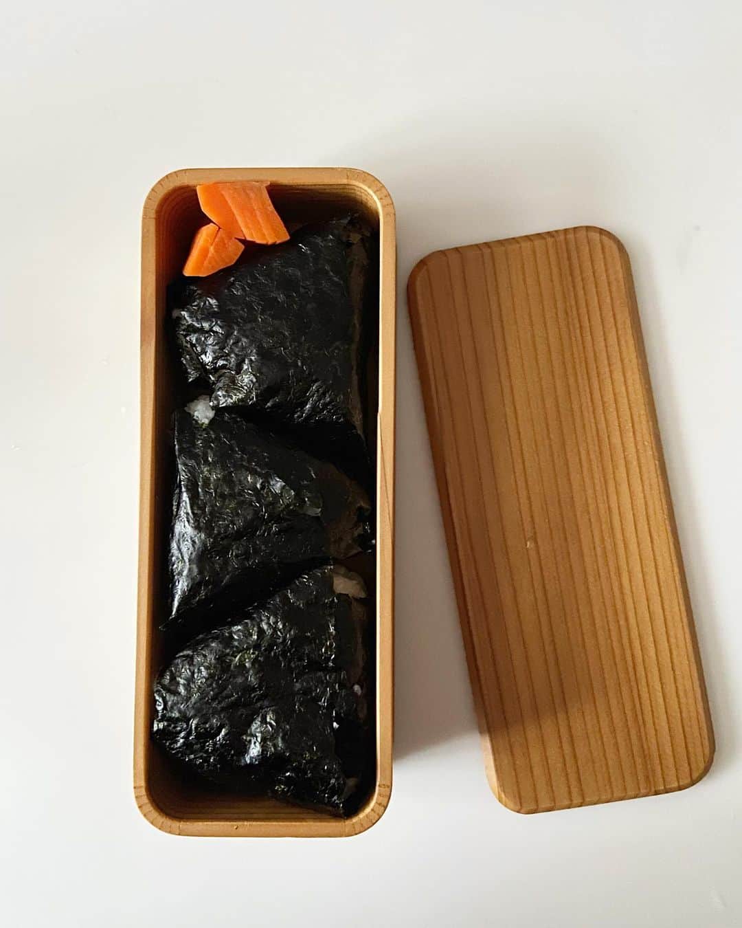 渡辺有子のインスタグラム：「あまりにひどい今日のお弁当。 おにぎりとぬか漬け だけ…。」