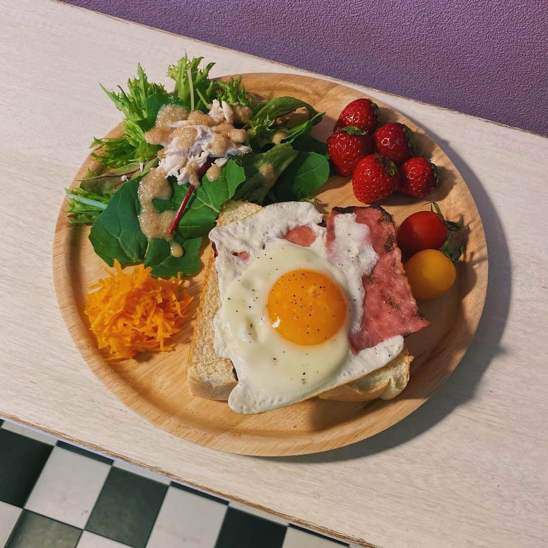 相羽瑠奈さんのインスタグラム写真 - (相羽瑠奈Instagram)「最近のごはんです 🍽🥑🍅🍞🥕﻿ ﻿ ちゃんと盛り付けると1人のごはんの﻿ 時間も楽しくて幸せ感じる (*^◯^*) おいしー﻿！ ﻿ 今日はちょっとめんどくさいなーって時は﻿ インスタントだったり適当なときもあるけど🤫﻿ ﻿ 作り置きしておくとそれと野菜とか﻿ 盛り付けるだけなのですごくラク！！﻿ ﻿ レシピはクラシルみたり、インスタで見つけて﻿ 保存しておいたり検索したりで見つけたりしてる﻿ ﻿ そしてワンプレートだと洗い物もラクちんです！👌 #RUNAsFOOD」4月20日 14時00分 - rone.runa