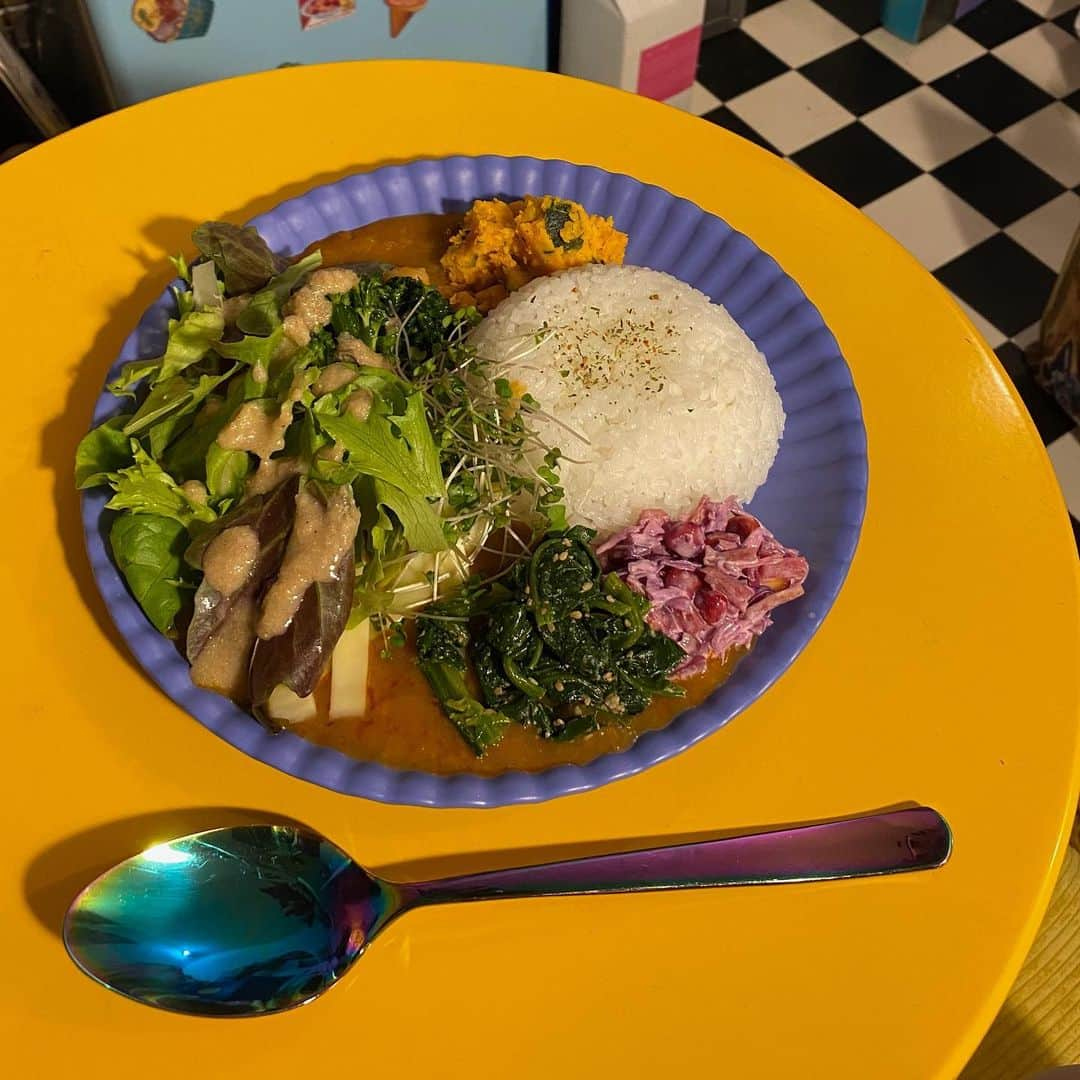 相羽瑠奈さんのインスタグラム写真 - (相羽瑠奈Instagram)「最近のごはんです 🍽🥑🍅🍞🥕﻿ ﻿ ちゃんと盛り付けると1人のごはんの﻿ 時間も楽しくて幸せ感じる (*^◯^*) おいしー﻿！ ﻿ 今日はちょっとめんどくさいなーって時は﻿ インスタントだったり適当なときもあるけど🤫﻿ ﻿ 作り置きしておくとそれと野菜とか﻿ 盛り付けるだけなのですごくラク！！﻿ ﻿ レシピはクラシルみたり、インスタで見つけて﻿ 保存しておいたり検索したりで見つけたりしてる﻿ ﻿ そしてワンプレートだと洗い物もラクちんです！👌 #RUNAsFOOD」4月20日 14時00分 - rone.runa