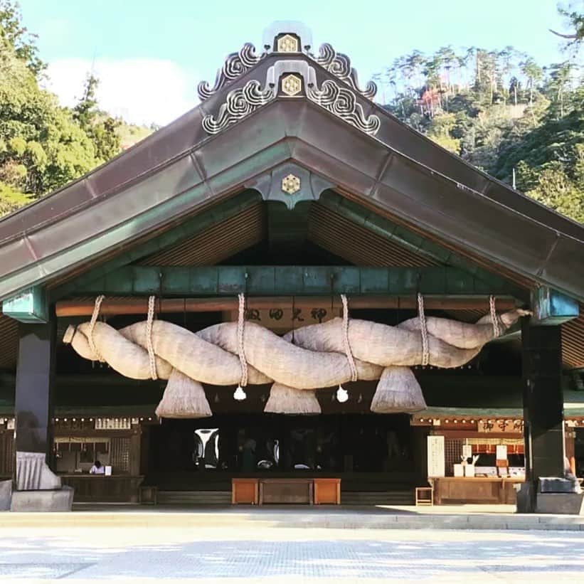 本間昭光のインスタグラム：「もちろん今日じゃ無いけど、なんだか御利益ありそうでシリーズ。  #出雲大社神楽殿  #サイコロの旅を観てて思い出した」