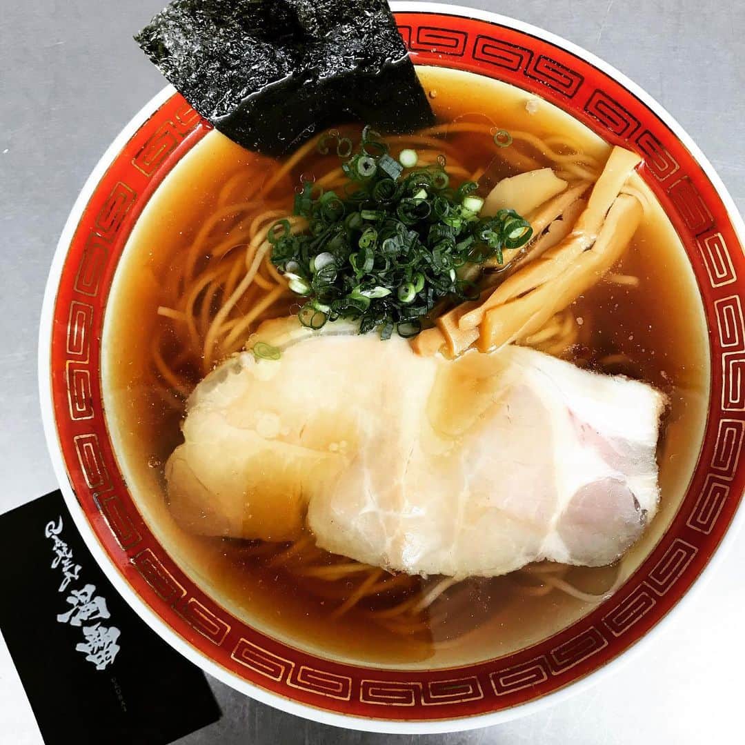 桜井誠のインスタグラム：「今日のお昼は、先日載せたokawariのラーメンを送ってくれた山嵐のSATOSHI先輩から、地元の美味いラーメン屋のテイクアウト是非食べてみてってことで、またもや送ってもらった「ラーメン渦雷（うずらい）」さんの醤油ラーメンを。 いやぁ、このクオリティを自宅で湯煎するだけで食べられるって凄すぎる！ 鶏の豊かな香りとコク、ぶし系の旨味と独特の風味を完璧なバランスで組み合わせたスープがめちゃくちゃ美味い。 麺もしなやかで小麦感豊かなストレート麺。 これから先、ラーメンの楽しみ方は間違いなく宅配にも大きくシフトしていくと思う。 移動費など考えたらむしろ安い位。 実際の店舗に行く楽しみと並べて、宅配麺の可能性を大いに感じた一杯でありました！御馳走様です！ #ラーメン渦雷　#渦雷　#初代okawari #二代目okawari #三代目okawari #湘南 #ラーメン #宅麺 #宅配ラーメン #お土産ラーメン #おうち麺 #おうち時間 #桜井食堂」