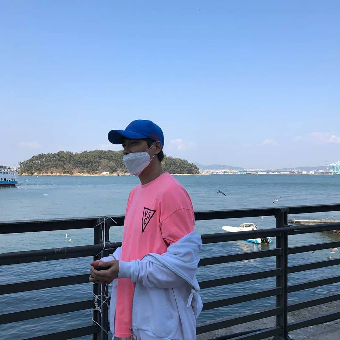 イ・ジフンさんのインスタグラム写真 - (イ・ジフンInstagram)「⠀ 핑크가 잘어울리는 男子💕 ⠀ 어때요? 잘어울려요?😄 비도오고 그래서 맑은하늘 보라고👀」4月20日 13時54分 - _leejeehoon