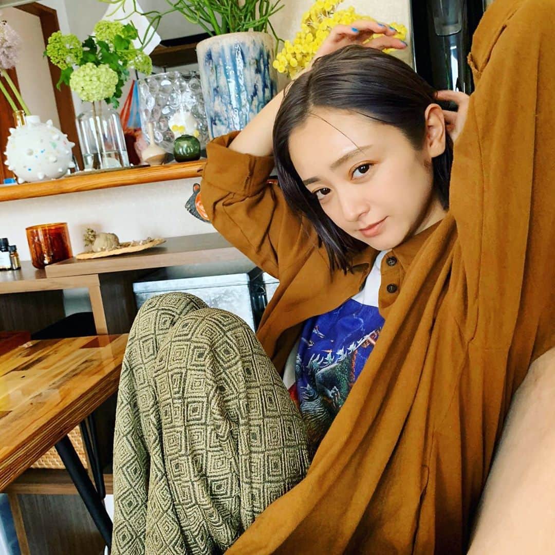 安達祐実さんのインスタグラム写真 - (安達祐実Instagram)「💙💙💙 外出しないけど、好きな服、着たい服を毎日ちゃんと着ることにした。 脱部屋着！ とはいえ、部屋着と外出着にあまり差がないのだけど😳」4月20日 13時57分 - _yumi_adachi