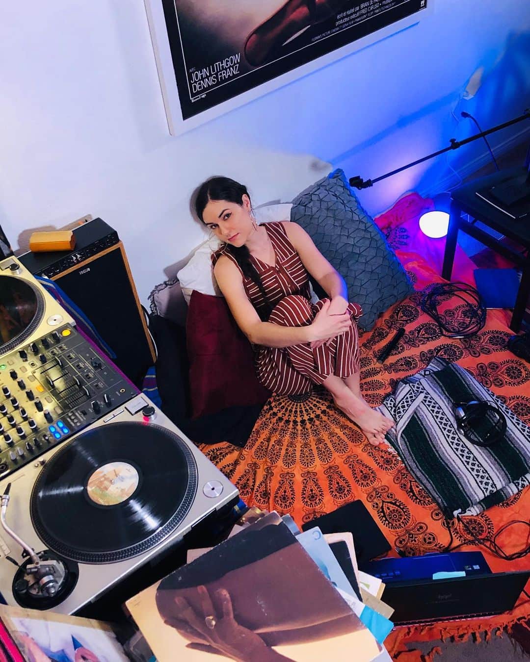 サーシャ・グレイのインスタグラム：「Last night, vinyl only stream. Check me out on twitch for more surprise sets.」