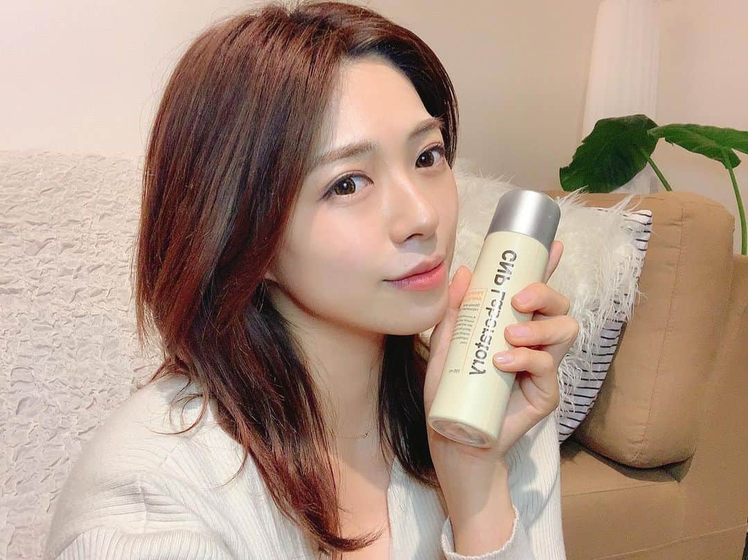 わちみなみのインスタグラム：「昨日YouTubeライブでシューってした﻿ スプレー笑﻿ 気分転換になる🙏﻿ @cnp_laboratory_jp @cnpcosmetics ﻿ このシリーズ好き☺️﻿ YouTube登録してみてみてね😊✨﻿ 何の企画がいいですかあ？﻿ ﻿ ぜひコメントしてくださあい📝﻿ お返事します🍮﻿ ﻿ #YouTubeライブ﻿ #YouTube﻿ #韓国コスメ﻿ #ダルゴナコーヒー﻿ #タルゴナコーヒー」
