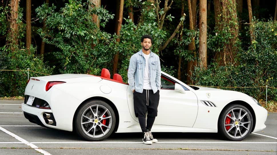 のインスタグラム：「On Twitter there’s a fashion challenge among J League players. We had to post 4 pics. Suzuki from Sapporo was standing in front of a car. So I thought I imitate. My Toyota family van wouldn’t do the job but this one will 😜. I wear Rick Owens as always」
